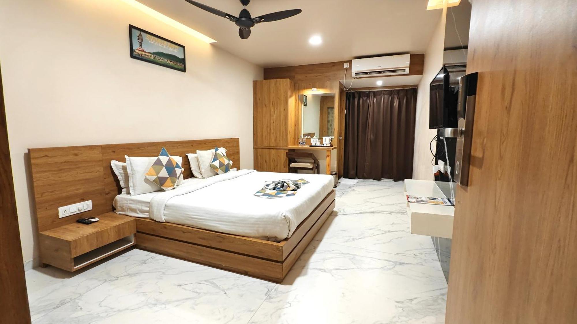 The Sky Imperial Unity Inn Garudeshwar Exterior foto