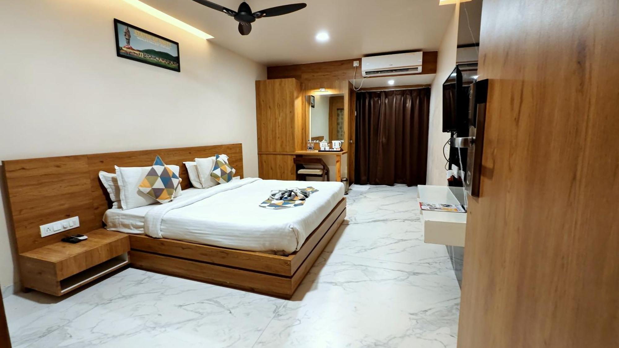 The Sky Imperial Unity Inn Garudeshwar Exterior foto